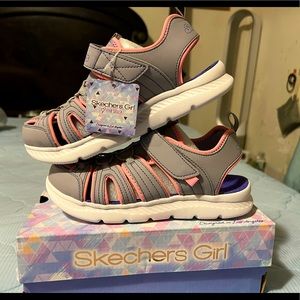 Skechers size 4 girls gray/pink sandals never worn
